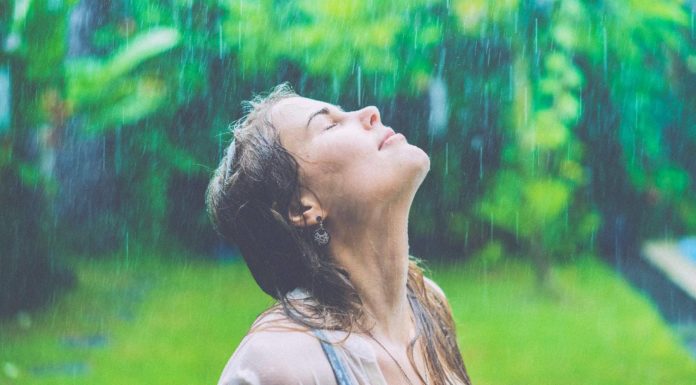 Monsoon arrived: Is bathing within the rain good to your pores and skin and hair?