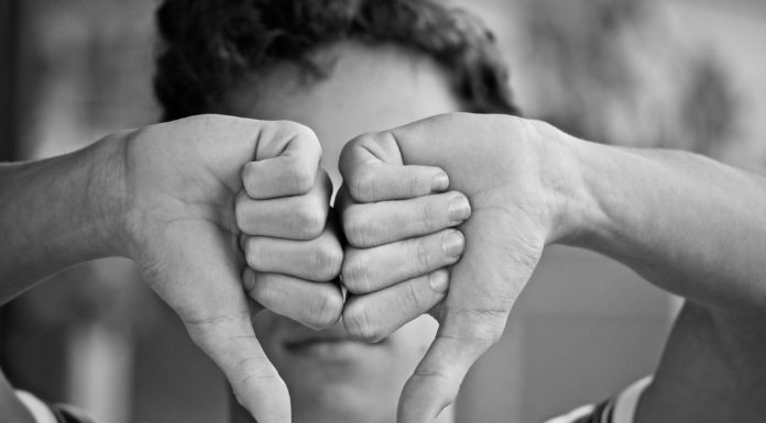 Faculty begin instances and late display screen time exacerbate sleep deprivation in US youngsters