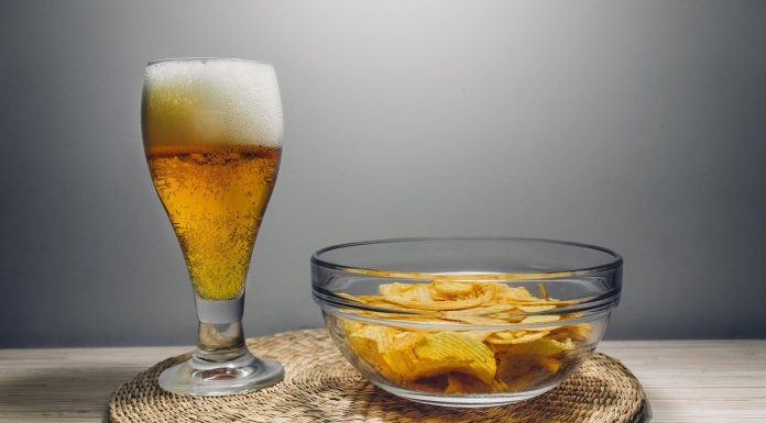 Why alcohol makes individuals attain for savory meals and the way that impacts calorie consumption