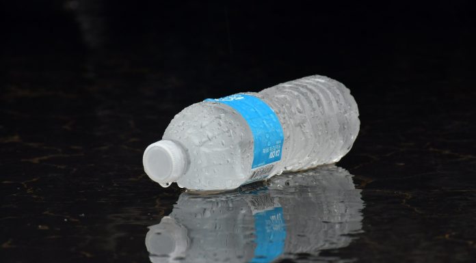 Do water bottles expire? What it is advisable know when the ability goes out