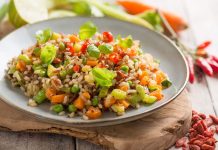Here’s a wholesome lunch recipe made with of quinoa and avocado