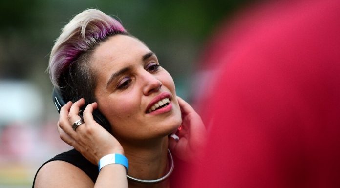 Billion youth danger listening to loss from headphones, venues: examine