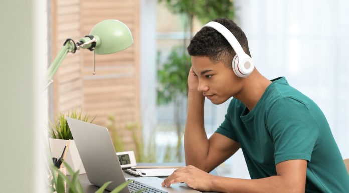 Younger individuals with out entry to a pc had poorer psychological well being in the course of the pandemic