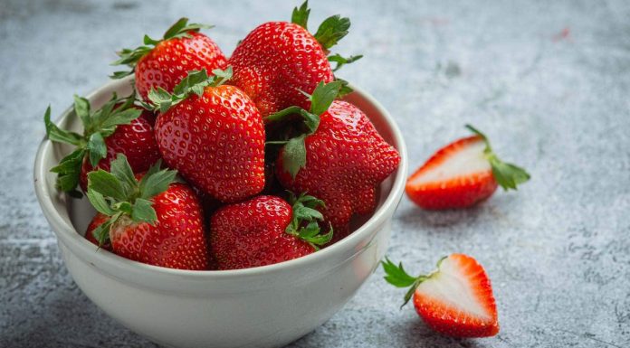 DIY strawberry face masks to make your pores and skin recent and glowing