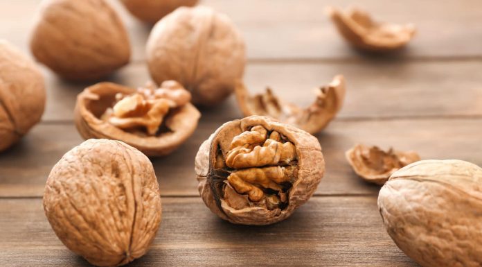 Know the advantages of consuming soaked walnuts