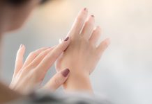 Learn the causes of nail peeling and 9 tricks to take care of it