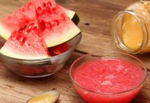 Use watermelon to make anti-acne face masks this summer season