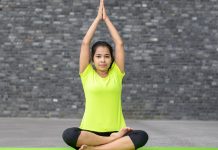 Mountain pose: Know the advantages and the best way to do parvatasana