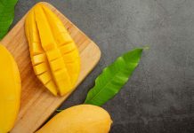 6 causes to soak mangoes in water earlier than consuming them