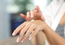 Dry pores and skin between fingers: Causes and remedy