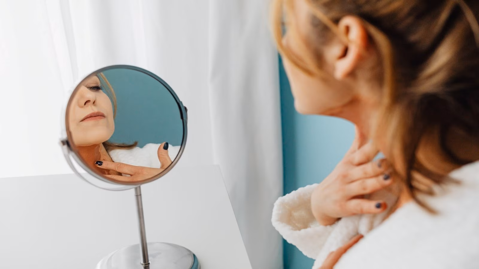 Hypothyroidism and hyperthyroidism: Variations and well being dangers